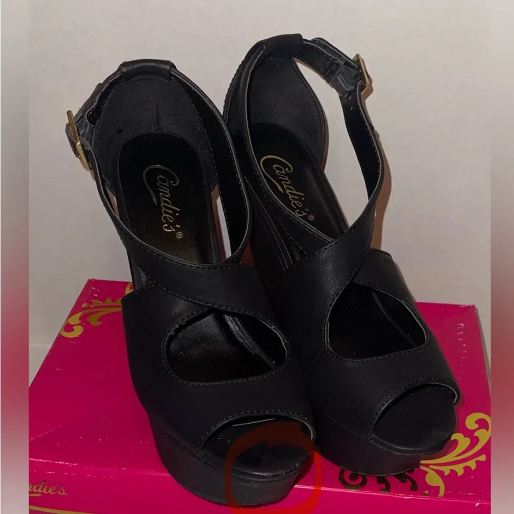 Candie's Black Platform Shoes Sleek Design